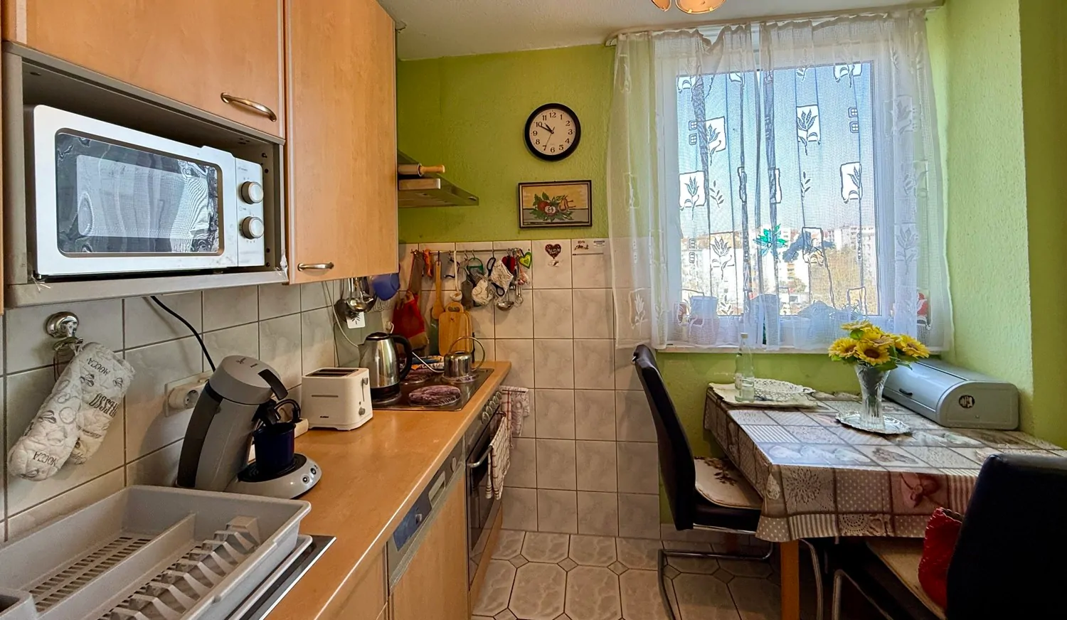 Küche mit Einbauküche