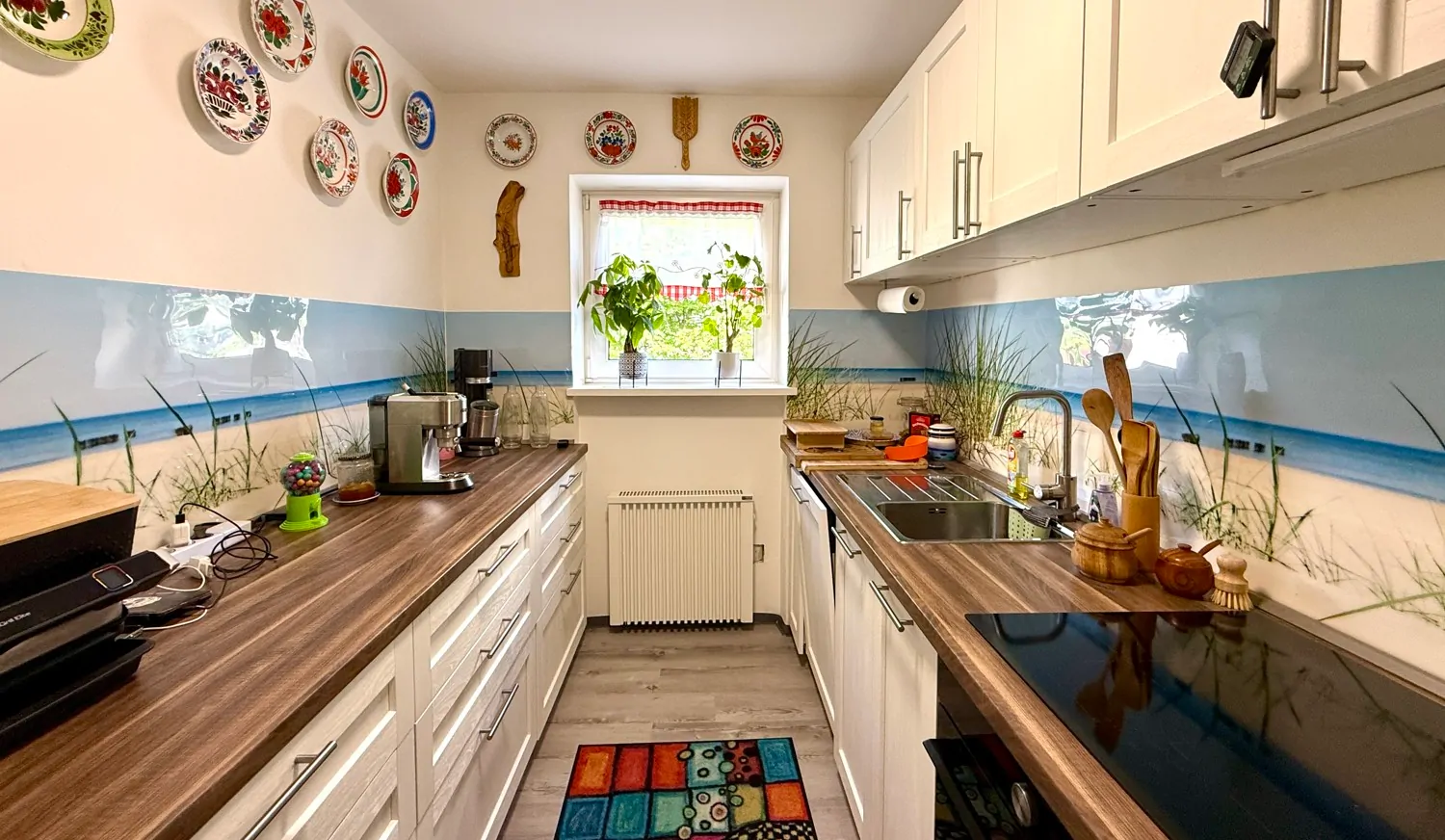 Küche mit Einbauküche