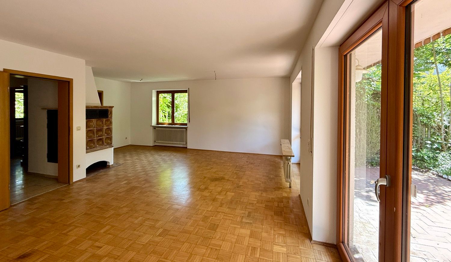 geräumiges Wohnzimmer  mit Essbereich