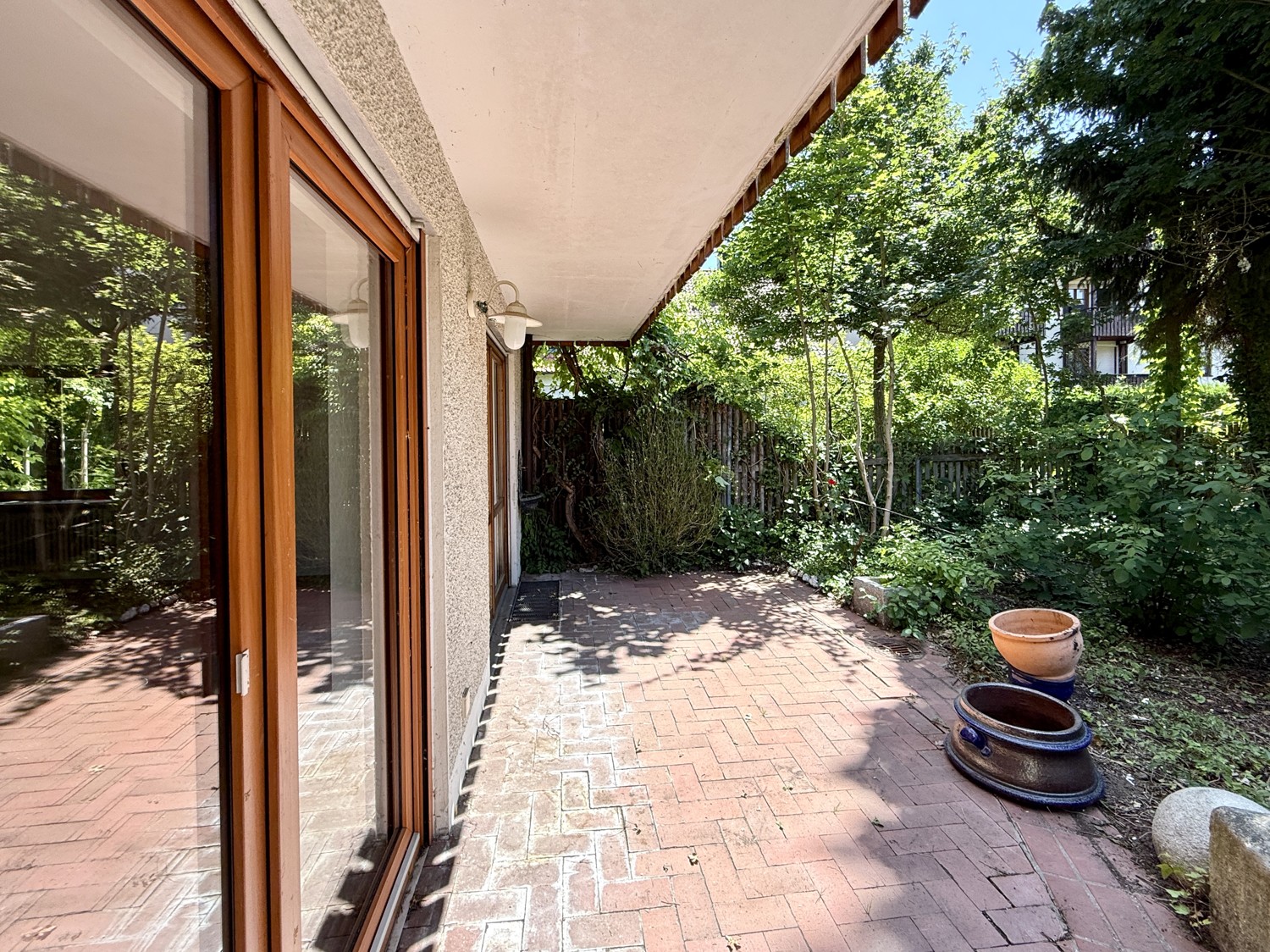 sonnige Terrasse zu dem Garten