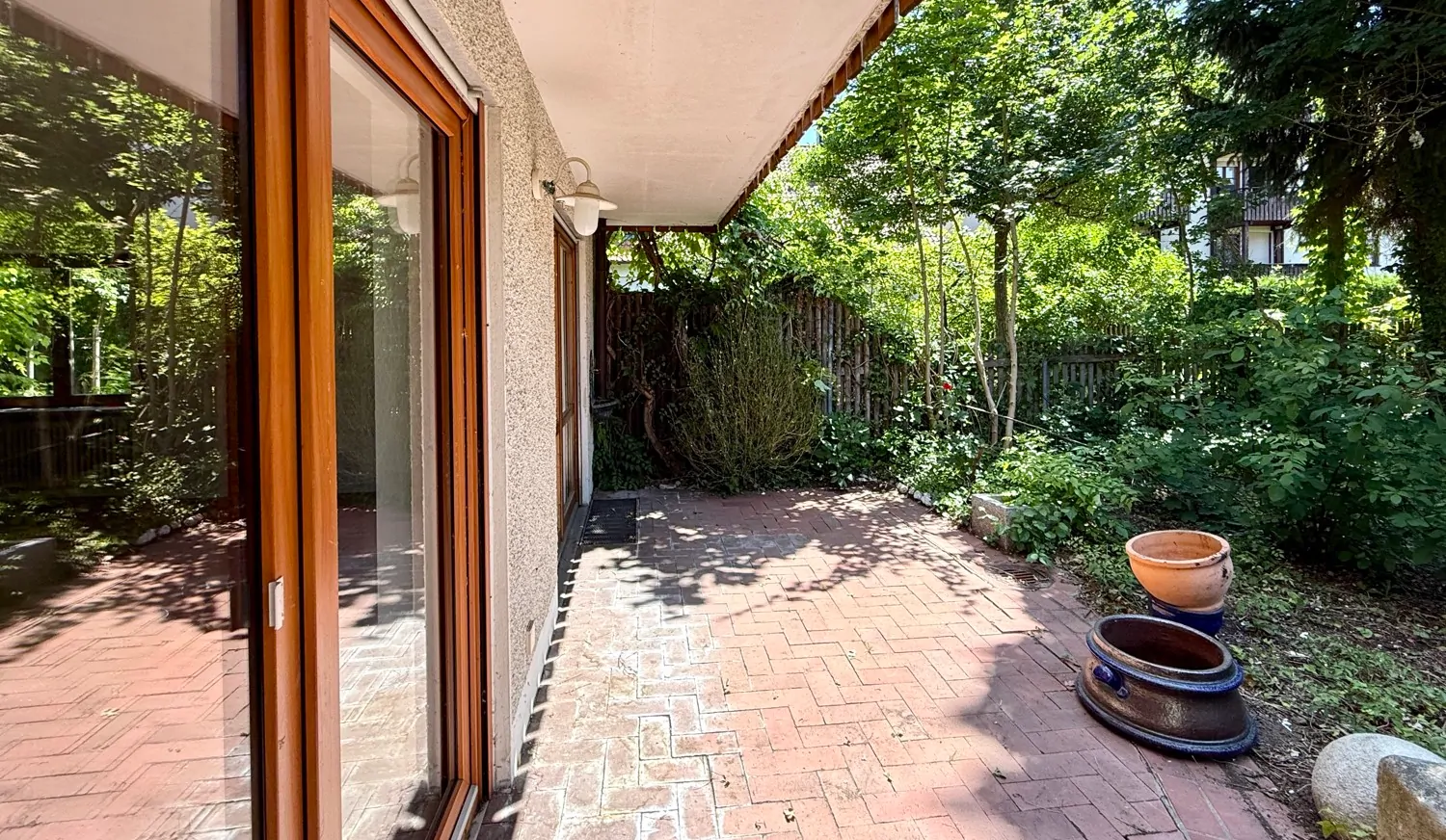 sonnige Terrasse zu dem Garten