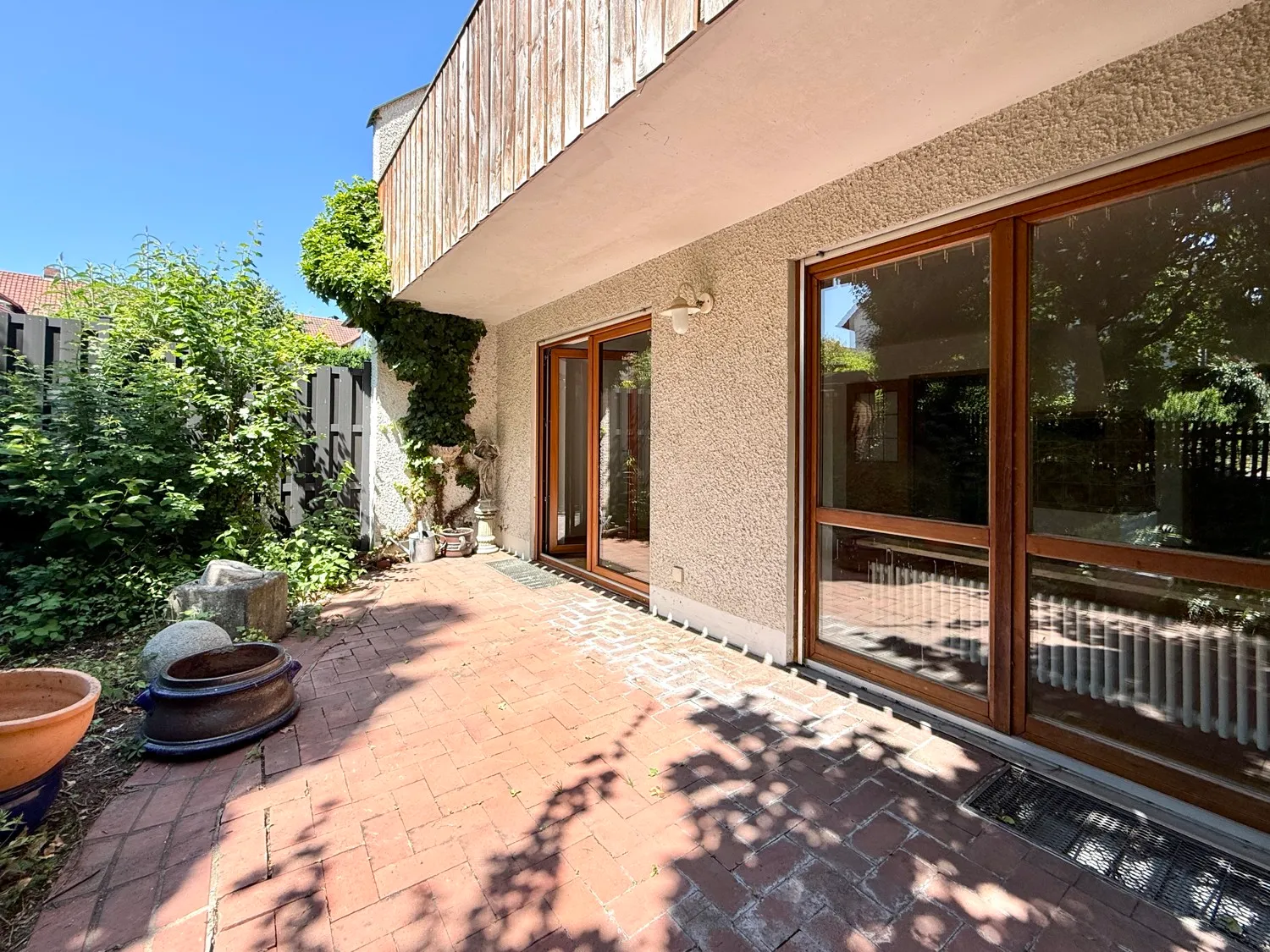 große sonnige Terrasse