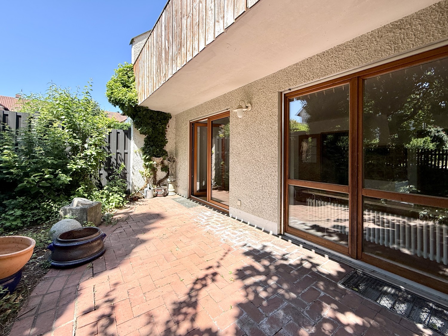 große sonnige Terrasse