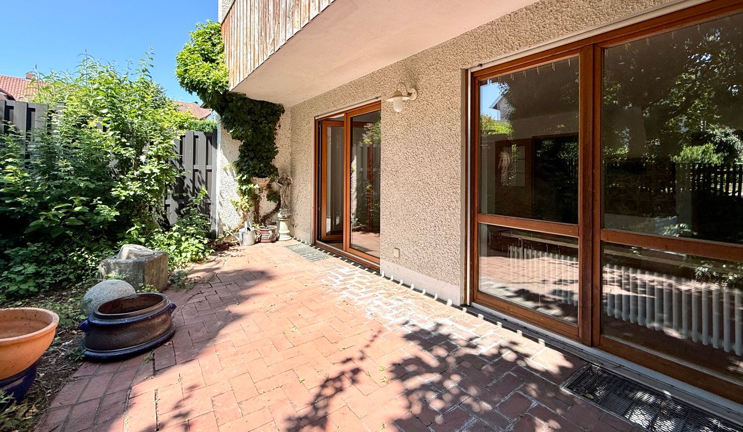 große sonnige Terrasse