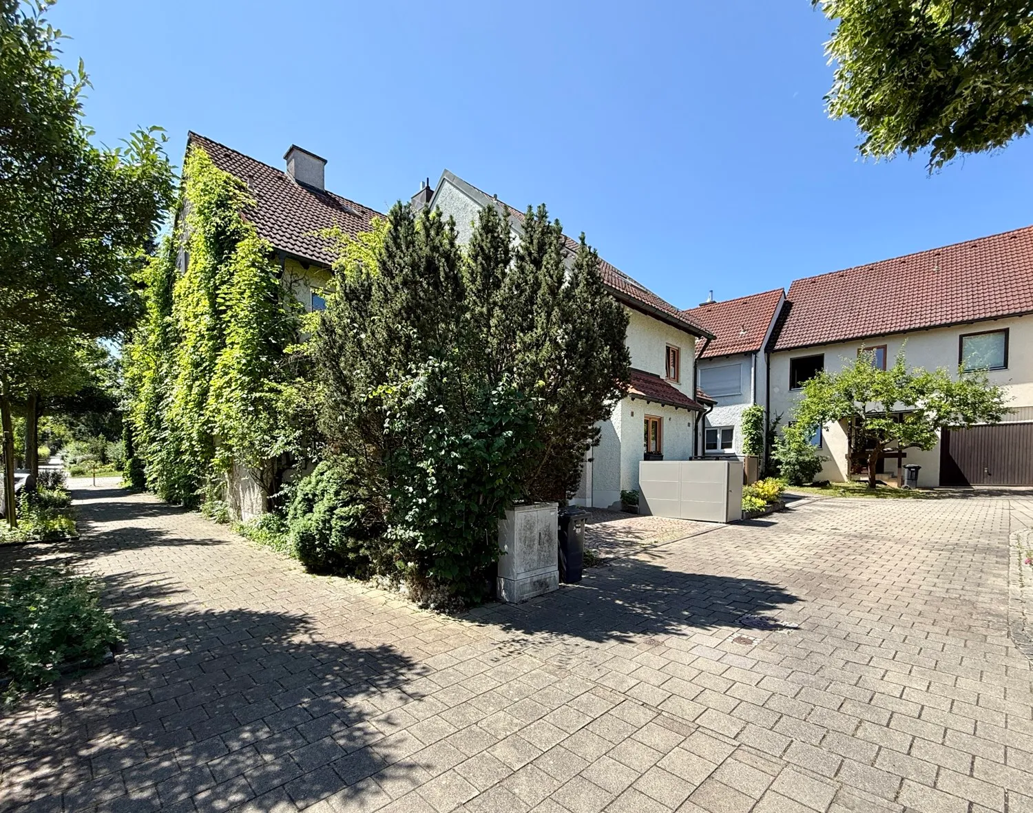 sehr ruhige Wohnlage (Spielstraße)
