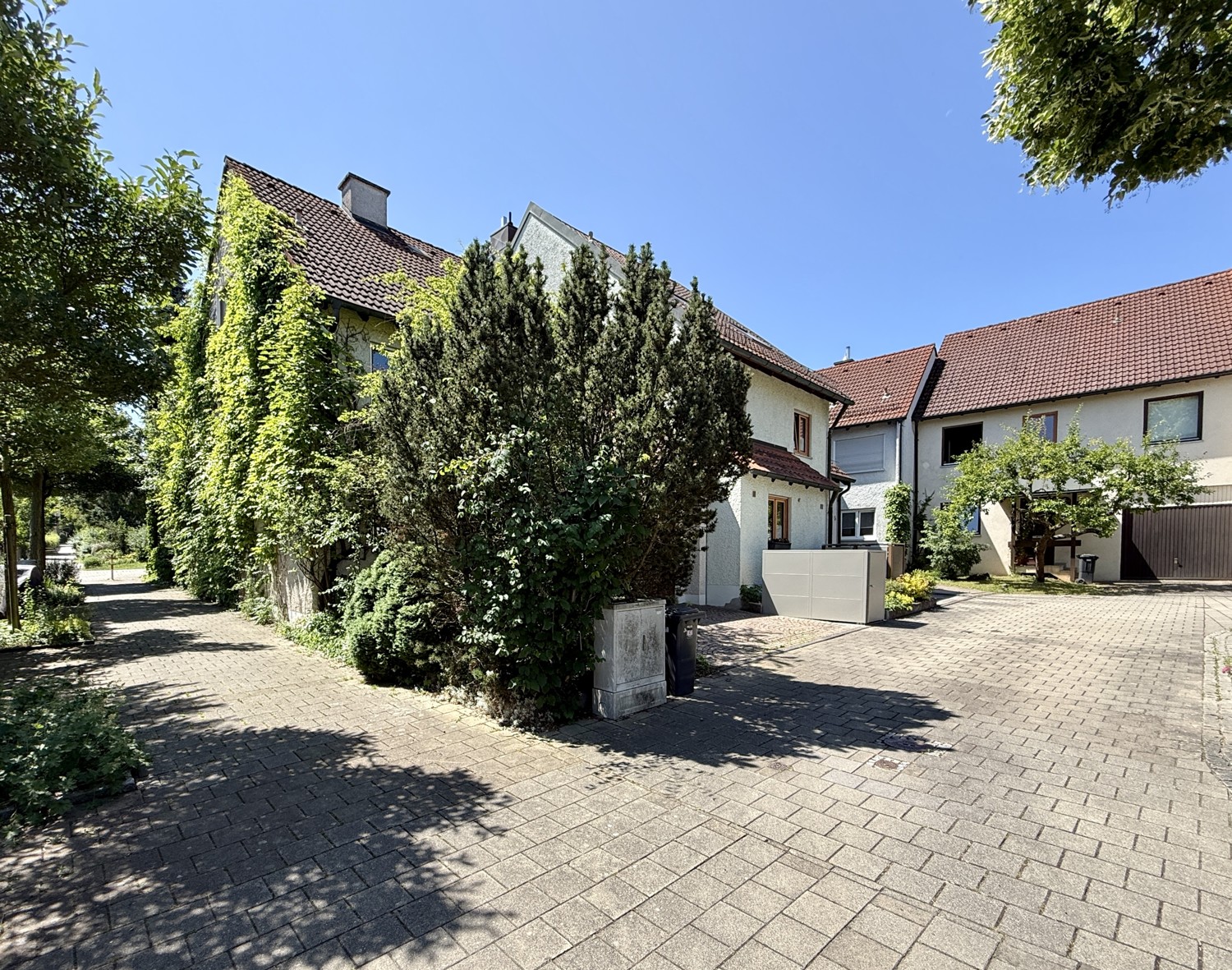 sehr ruhige Wohnlage (Spielstraße)