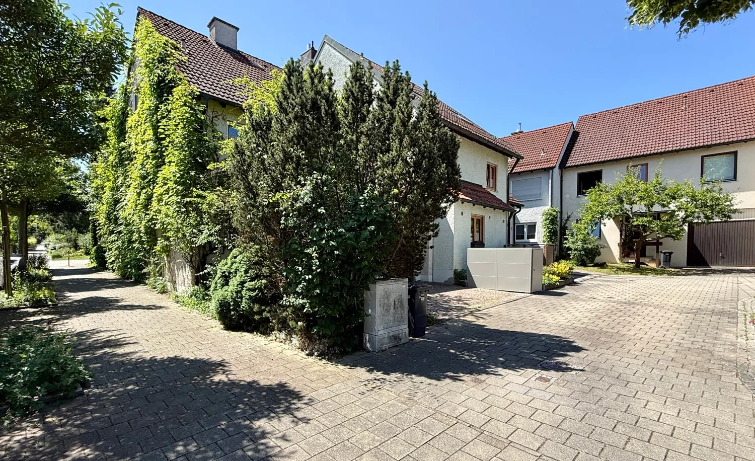 sehr ruhige Wohnlage (Spielstraße)