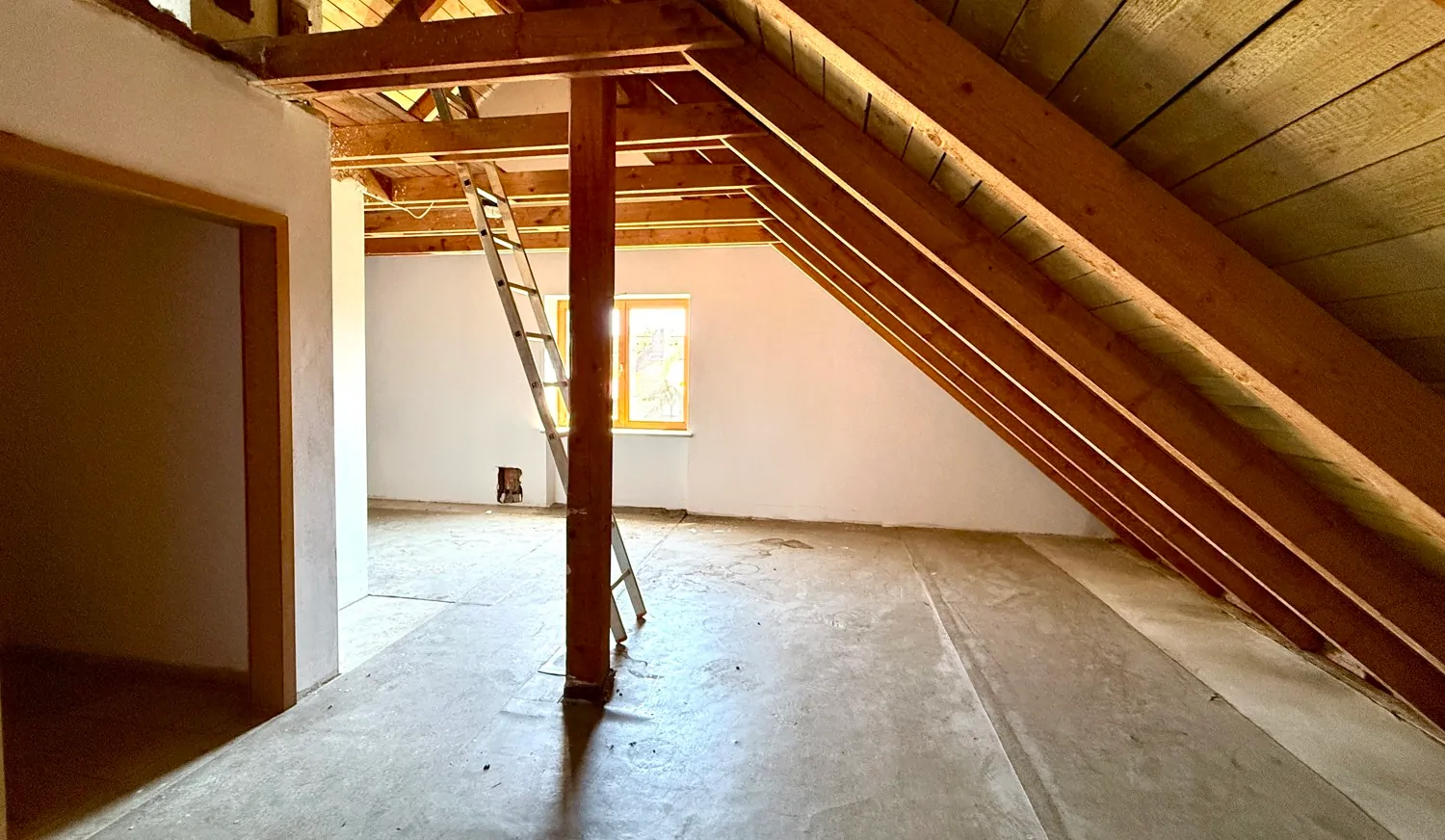 viel Ausbaupotential im Dachgeschoss (Heizungsstrang vorinstalliert)