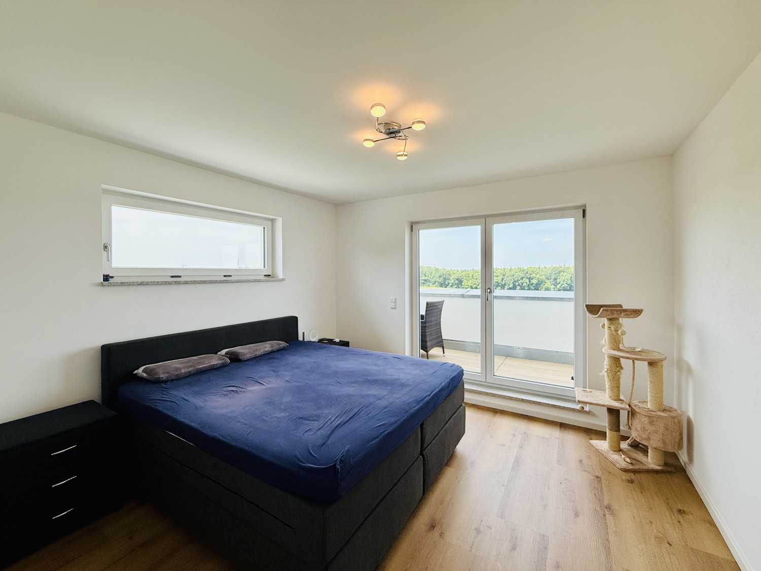 Schlafzimmer mit Zugang Balkon