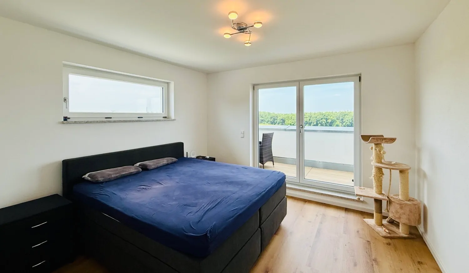 Schlafzimmer mit Zugang Balkon