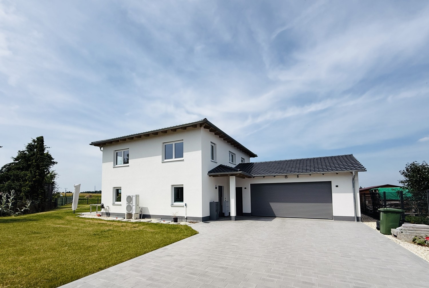 Architektenhaus - Zufahrt zur Doppelgarage