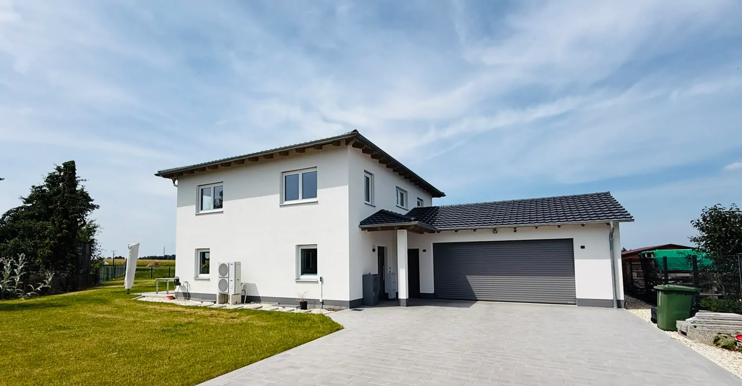 Architektenhaus - Zufahrt zur Doppelgarage