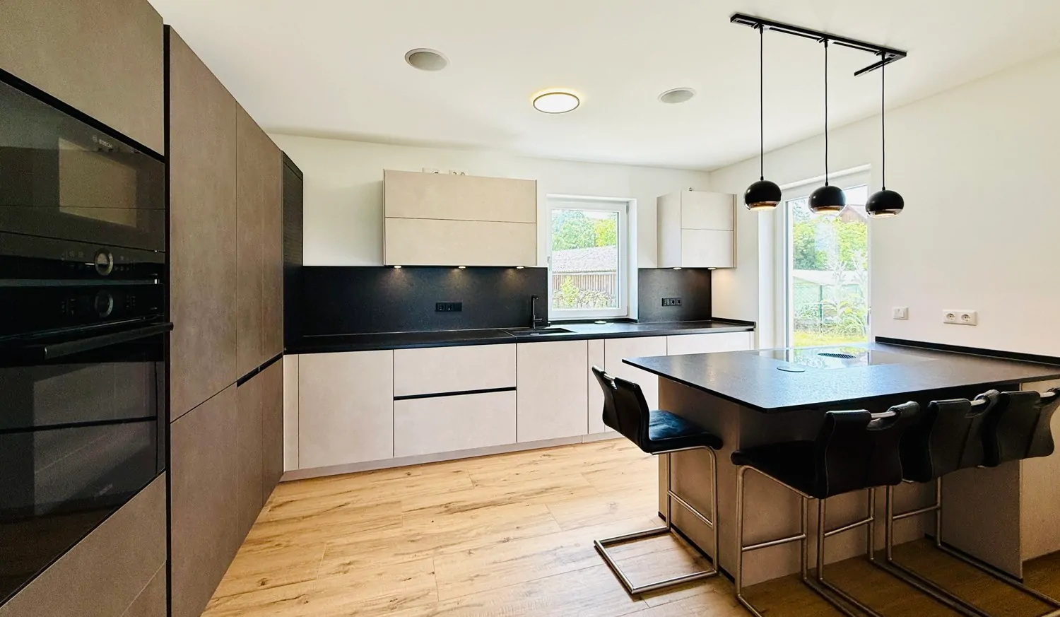 Küche mit Einbauküche