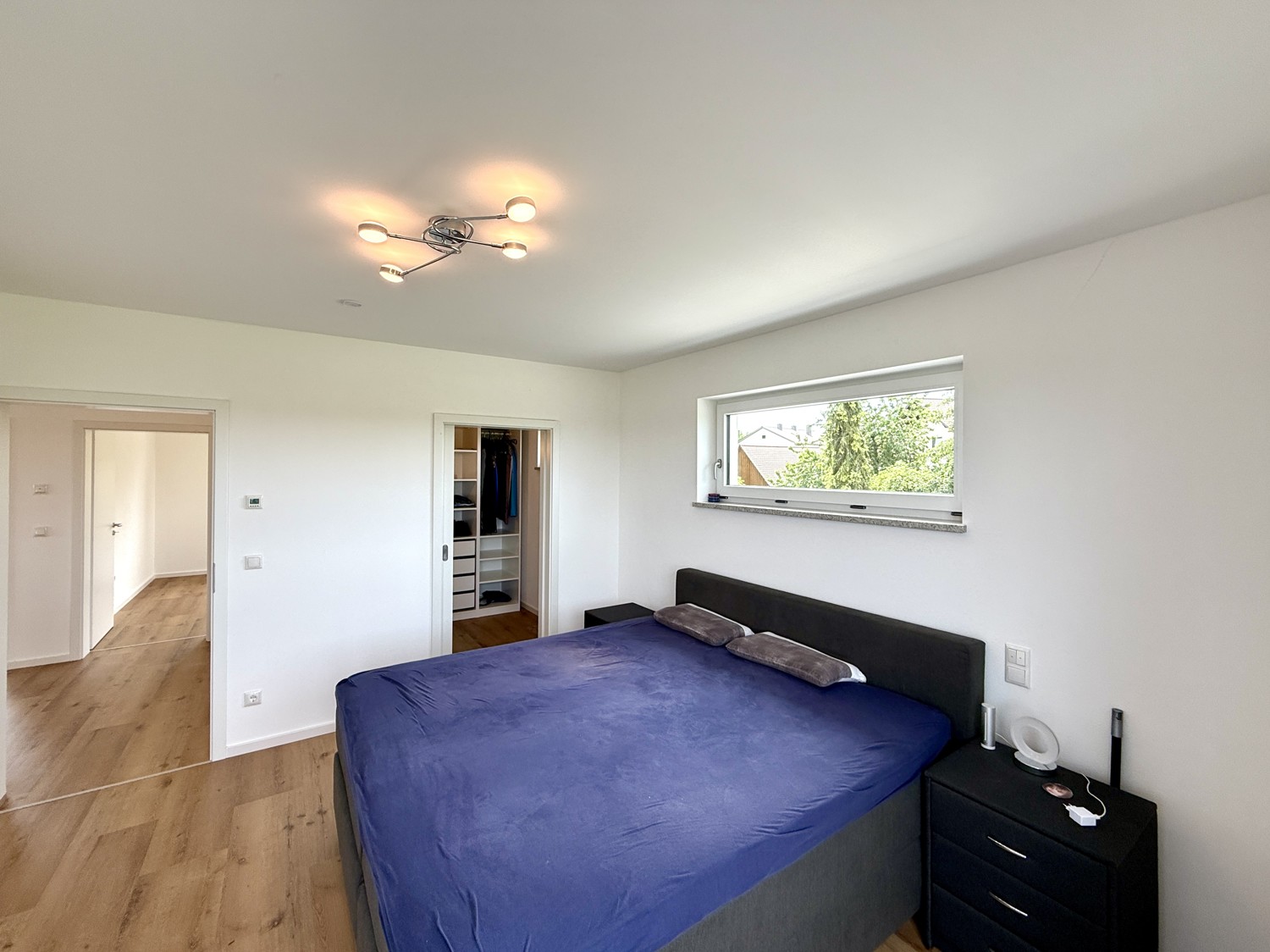 Schlafzimmer mit Zugang zu Ankleideraum