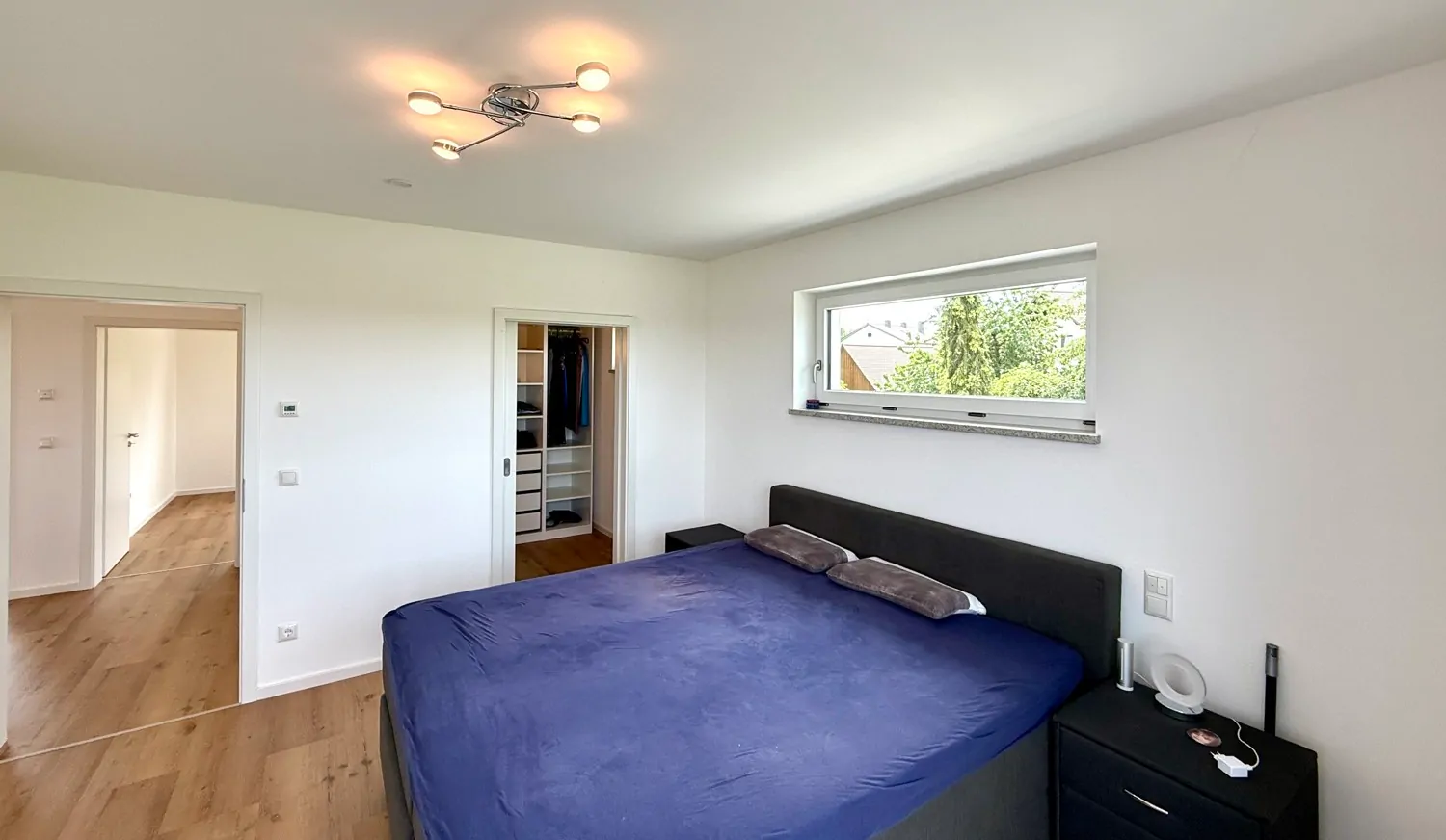 Schlafzimmer mit Zugang zu Ankleideraum