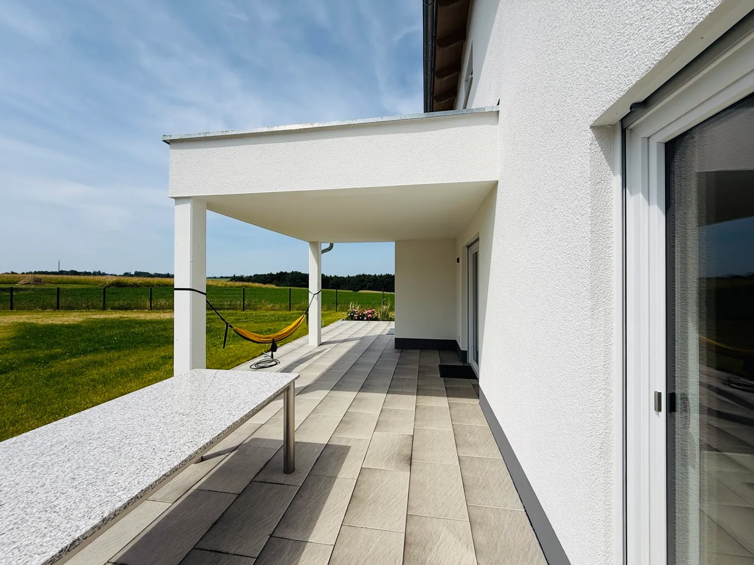 teilweise überdachte Terrasse