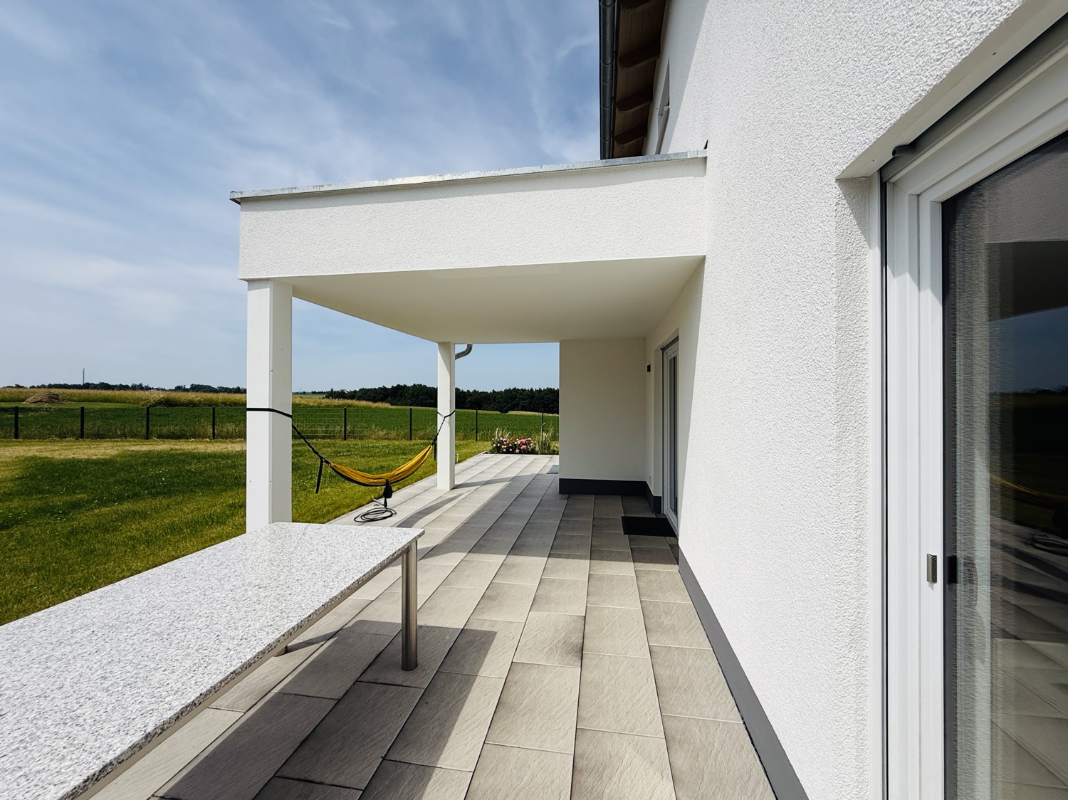 teilweise überdachte Terrasse