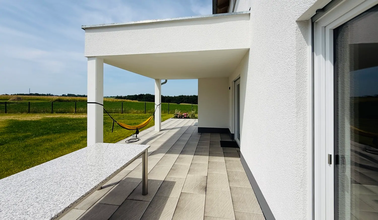 teilweise überdachte Terrasse