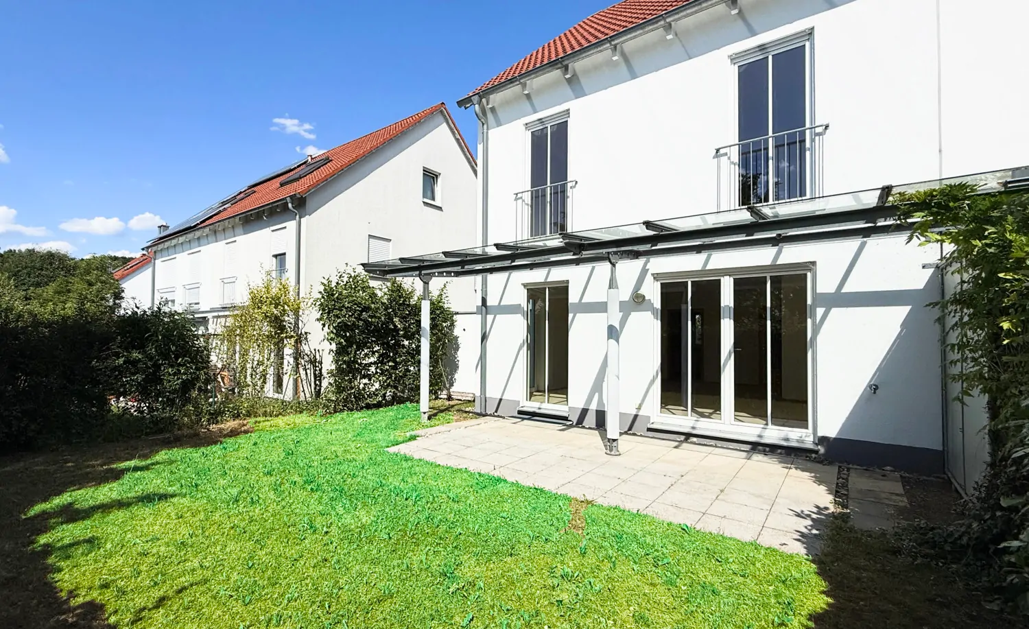 großer und gepflegter Garten