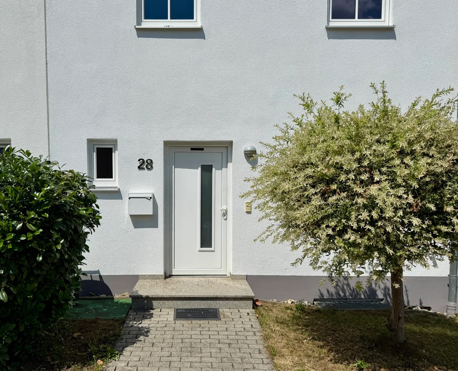 Hauseingang mit Vorgarten