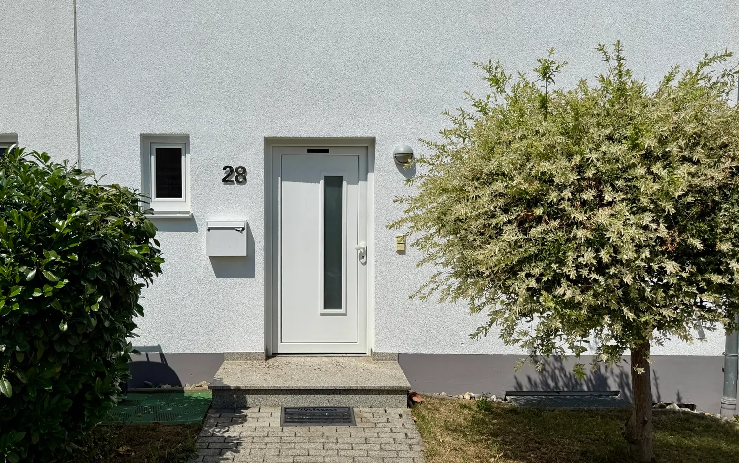 Hauseingang mit Vorgarten
