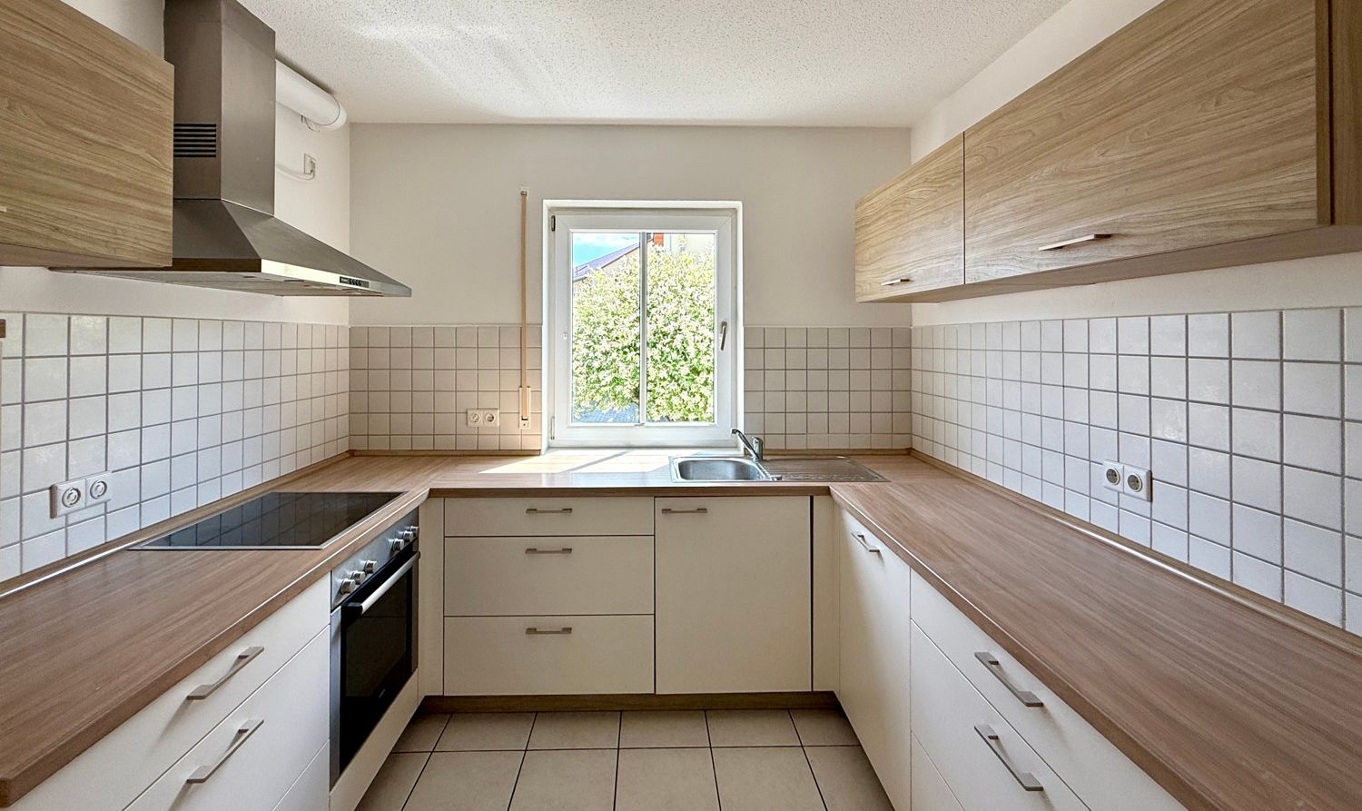 Küche mit Einbauküche