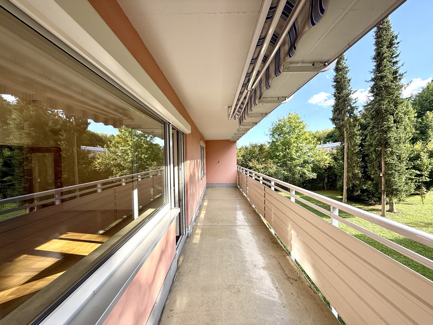 überdimensionaler Balkon