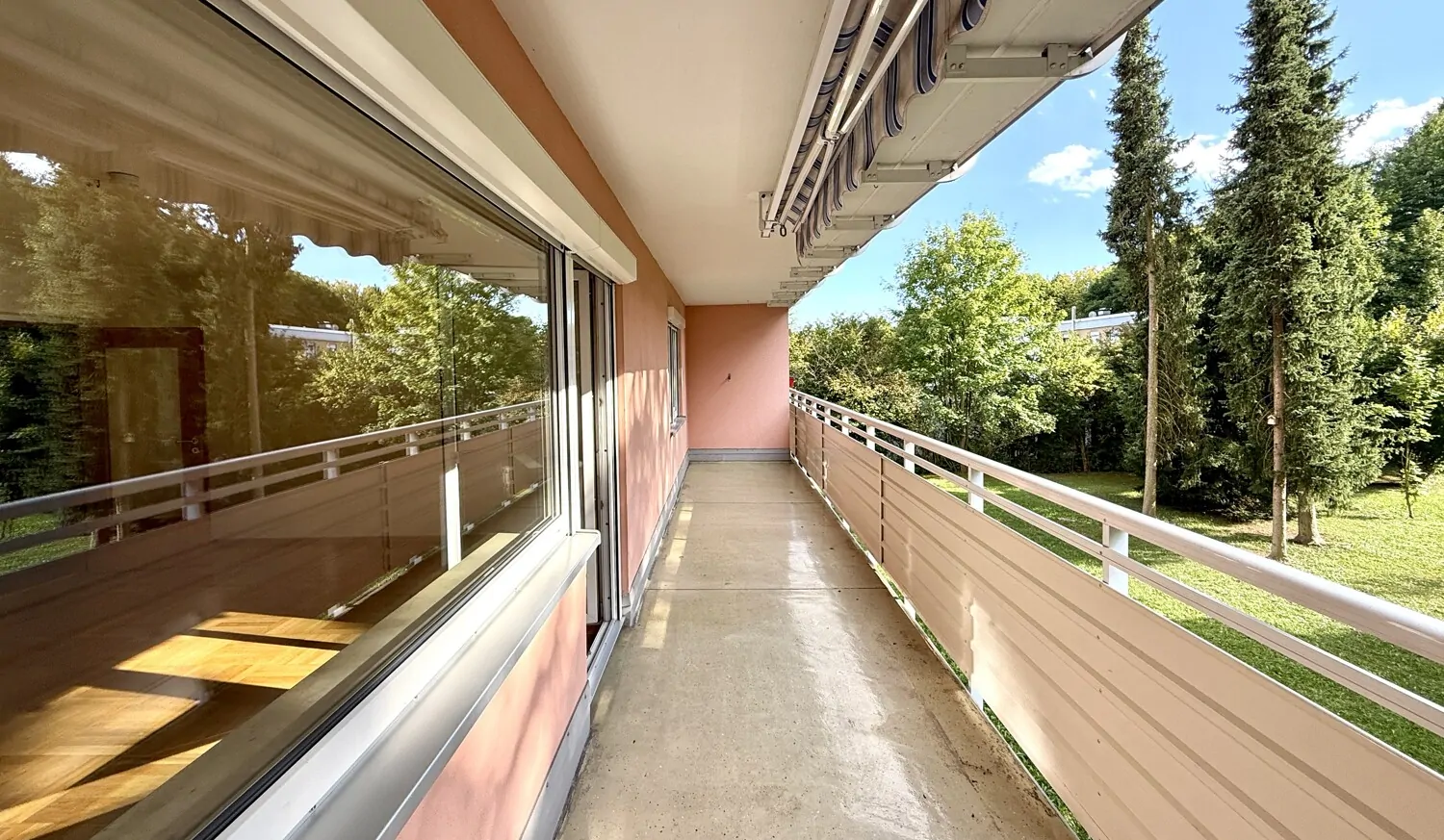 überdimensionaler Balkon