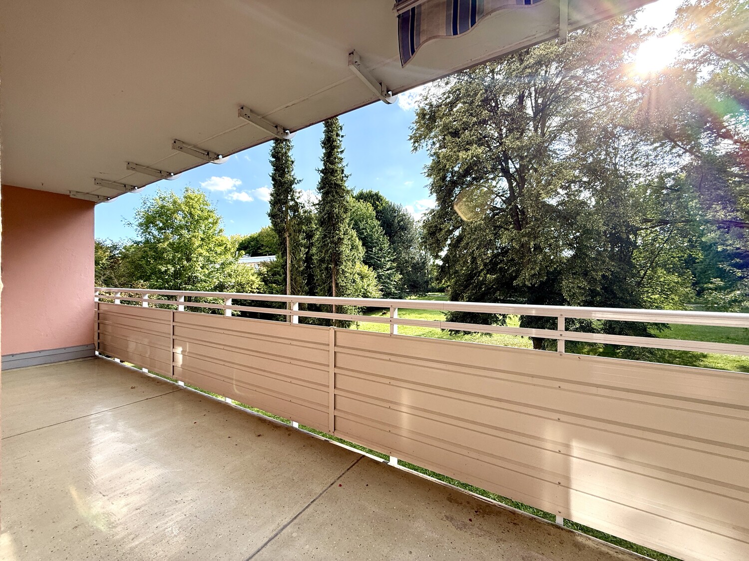 großer Balkon mit Parkblick