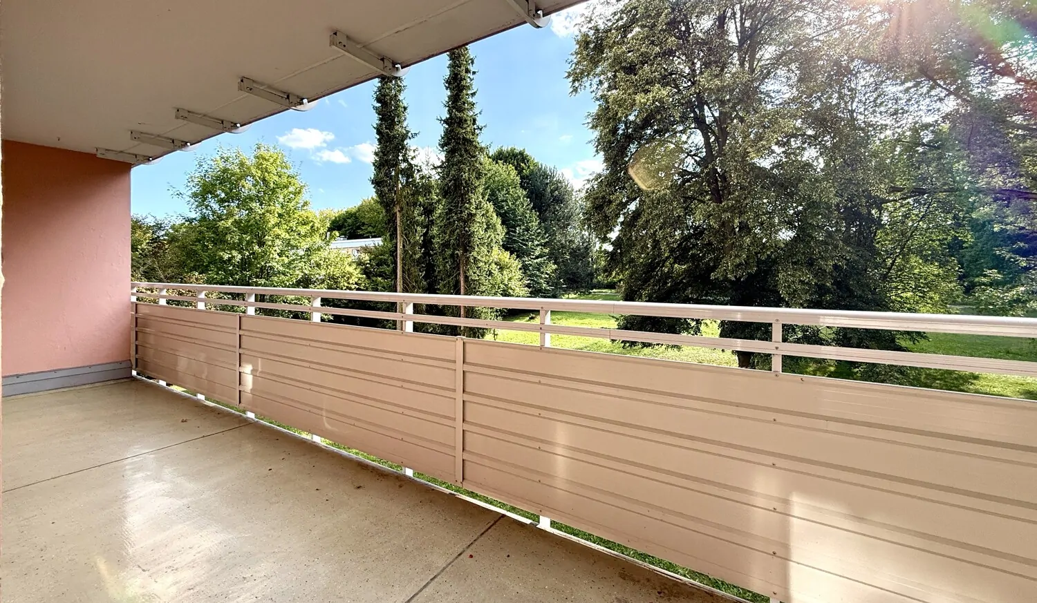 großer Balkon mit Parkblick