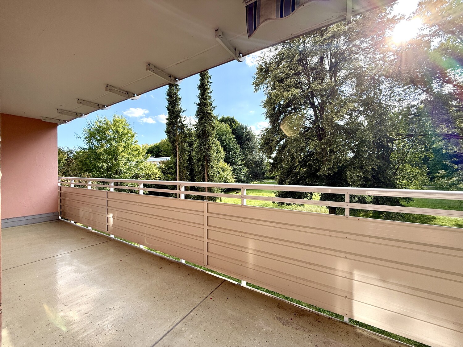 großer Balkon mit Parkblick