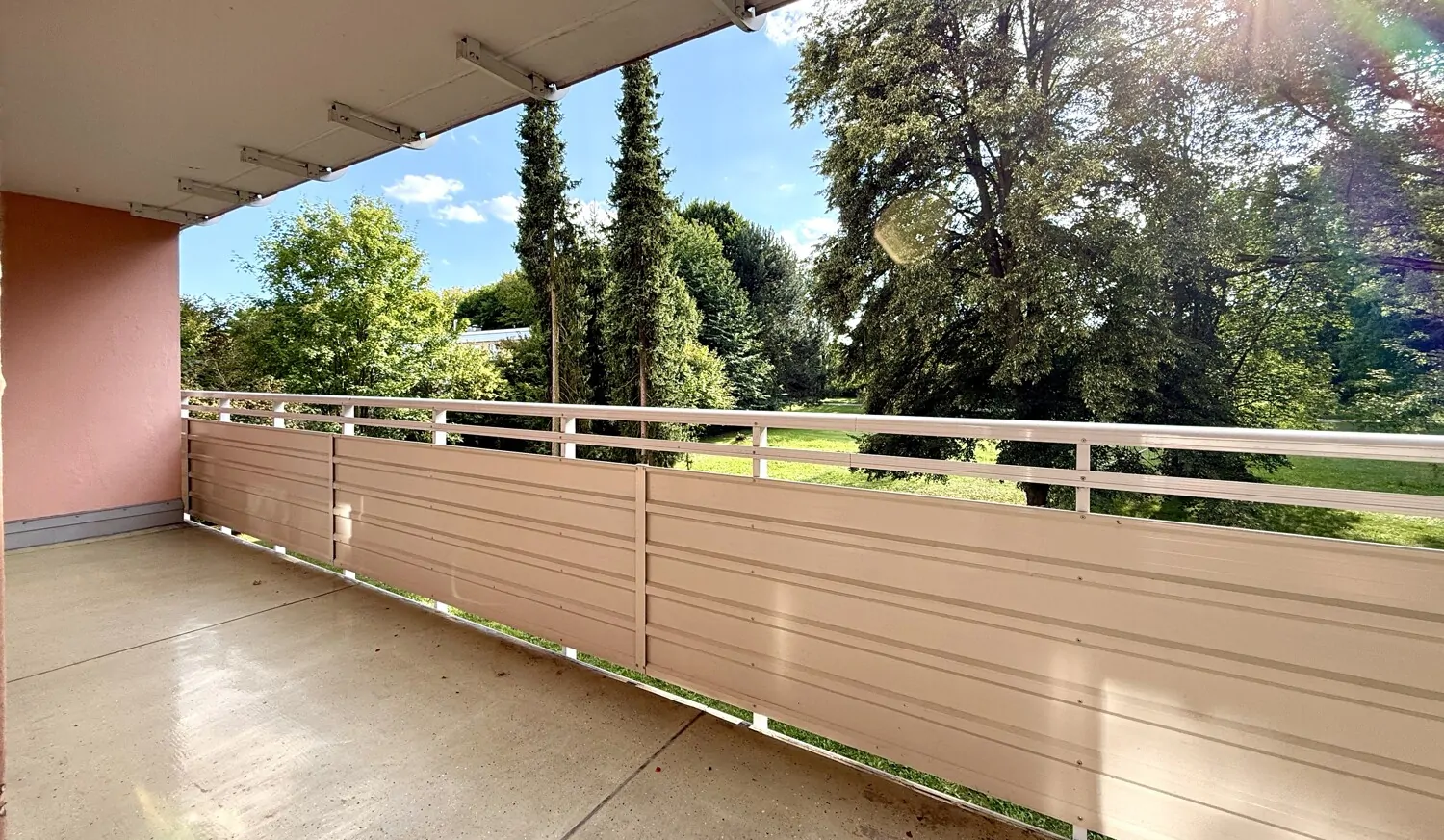 großer Balkon mit Parkblick