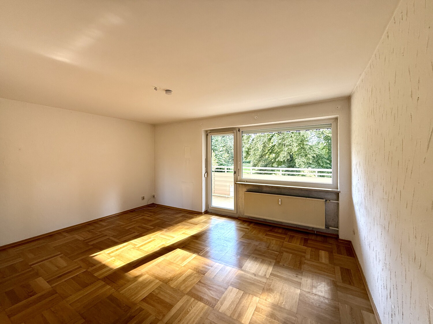 Wohnzimmer mit Parkettboden