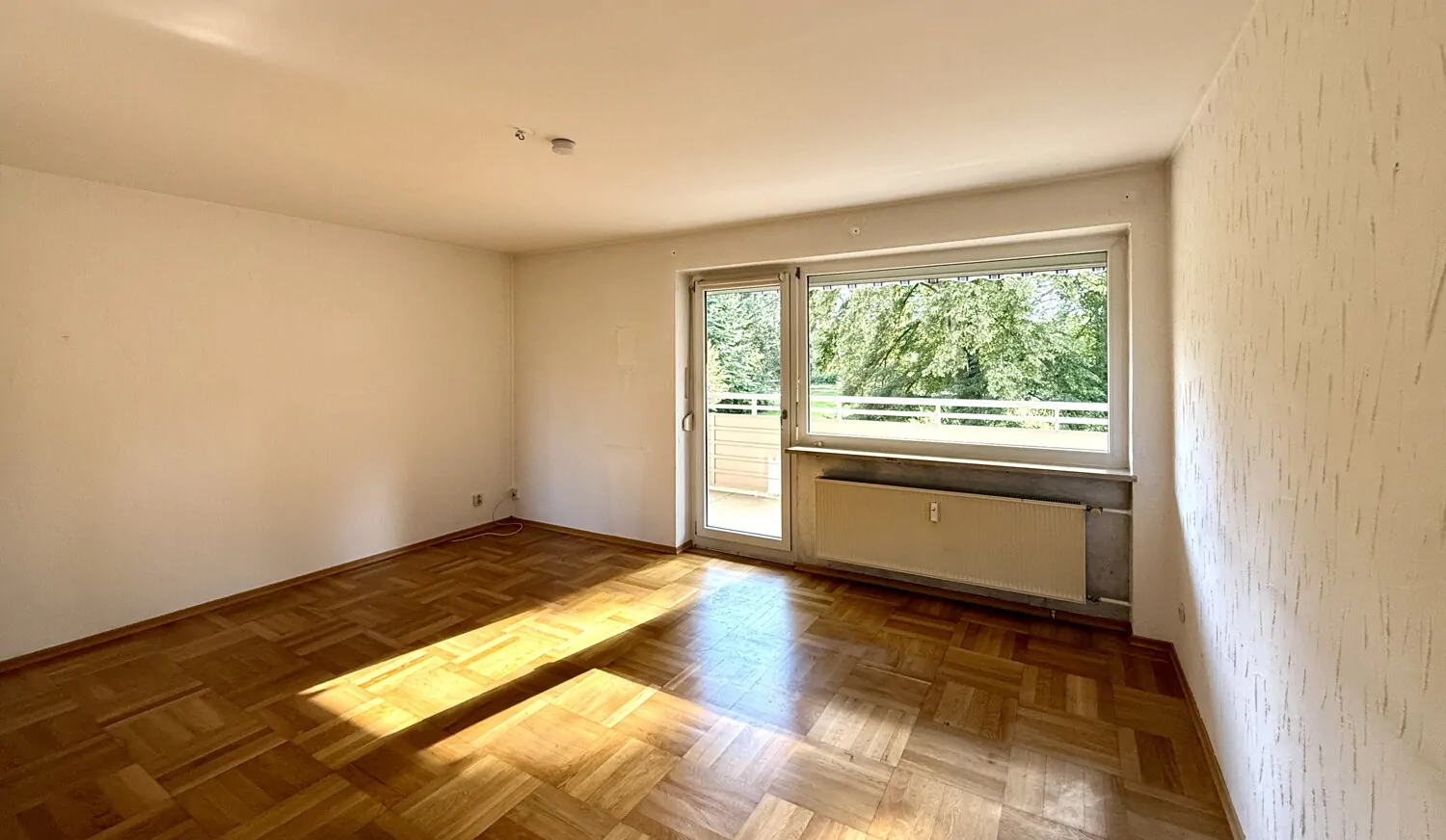 Wohnzimmer mit Parkettboden