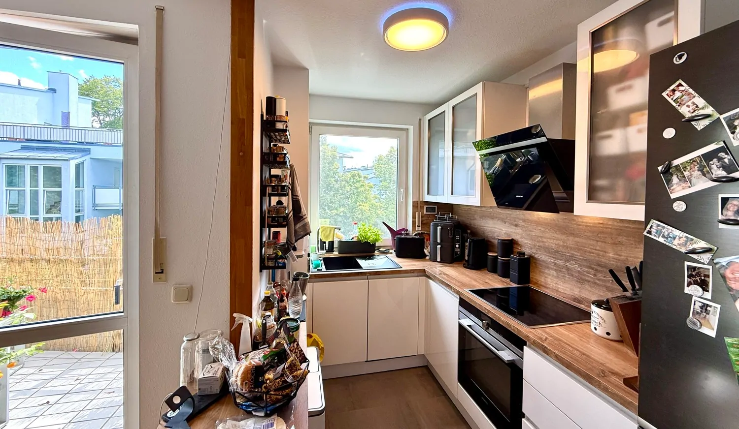 Küche mit Einbauküche