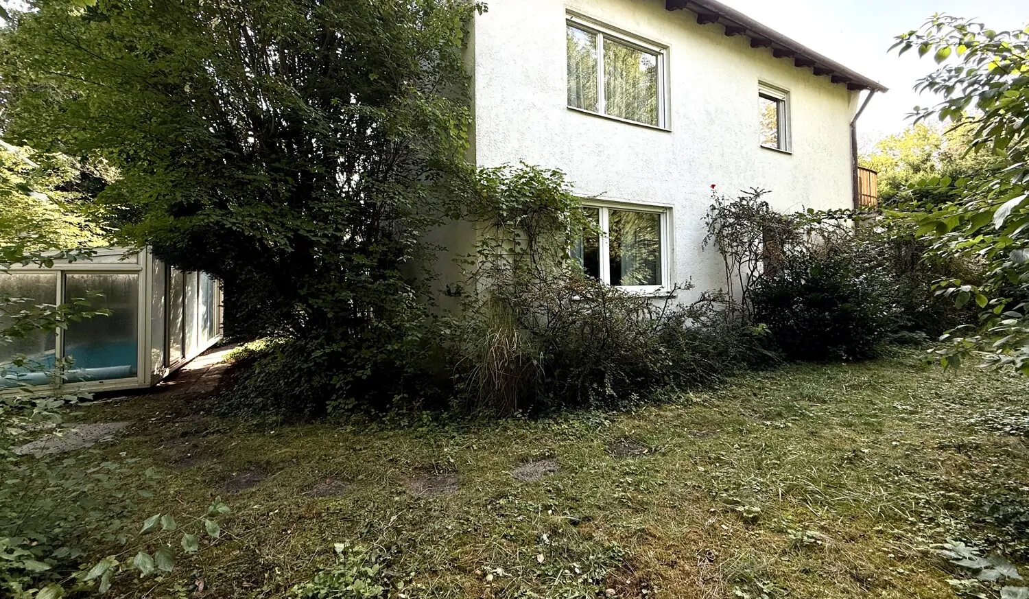 großer Garten mit Swimmingpool