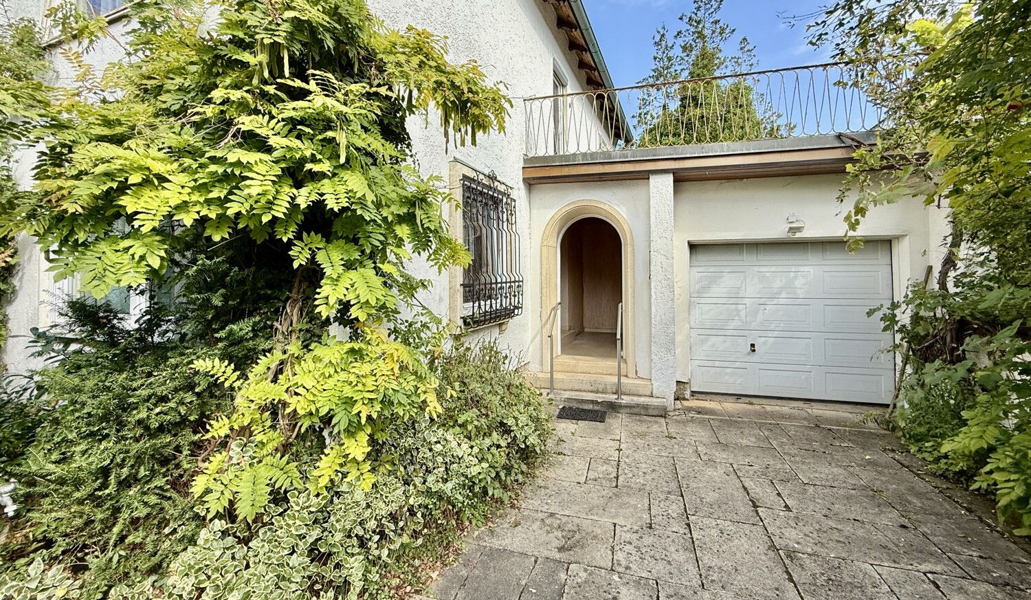 Vorhof mit Garage