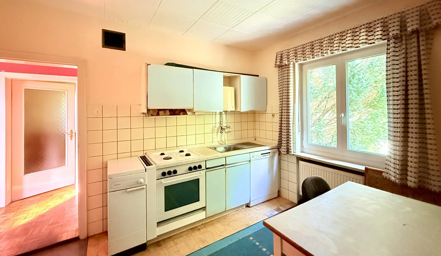 Küche mit Einbauküche und Essbereich