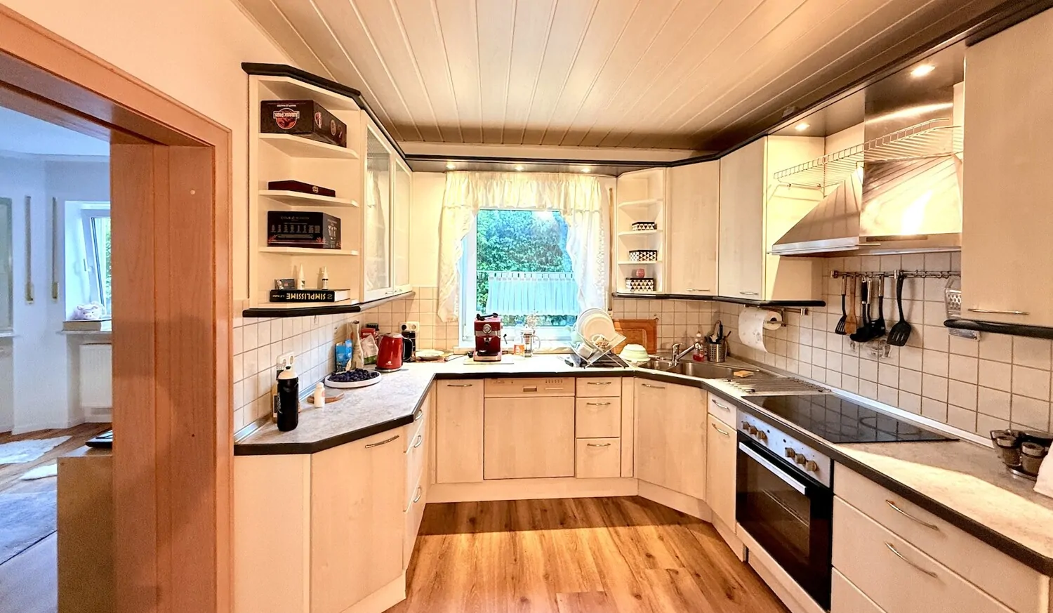 Küche mit Einbauküche im EG