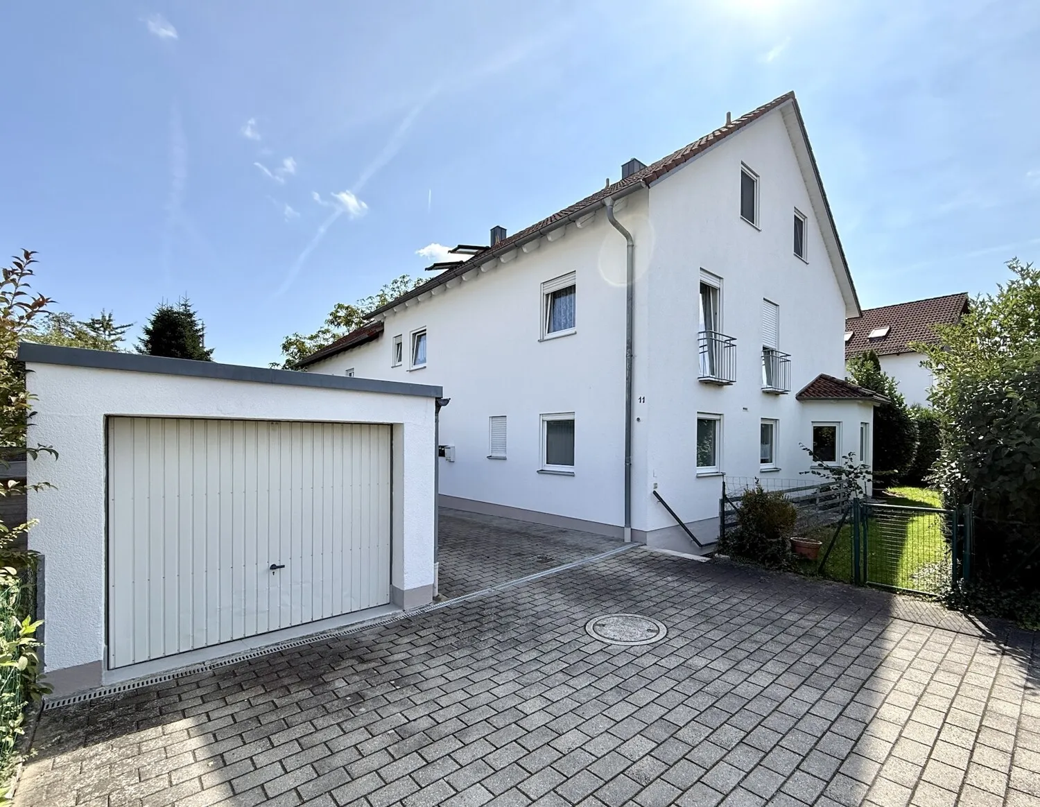 Mehrfamilienhaus mit Garage