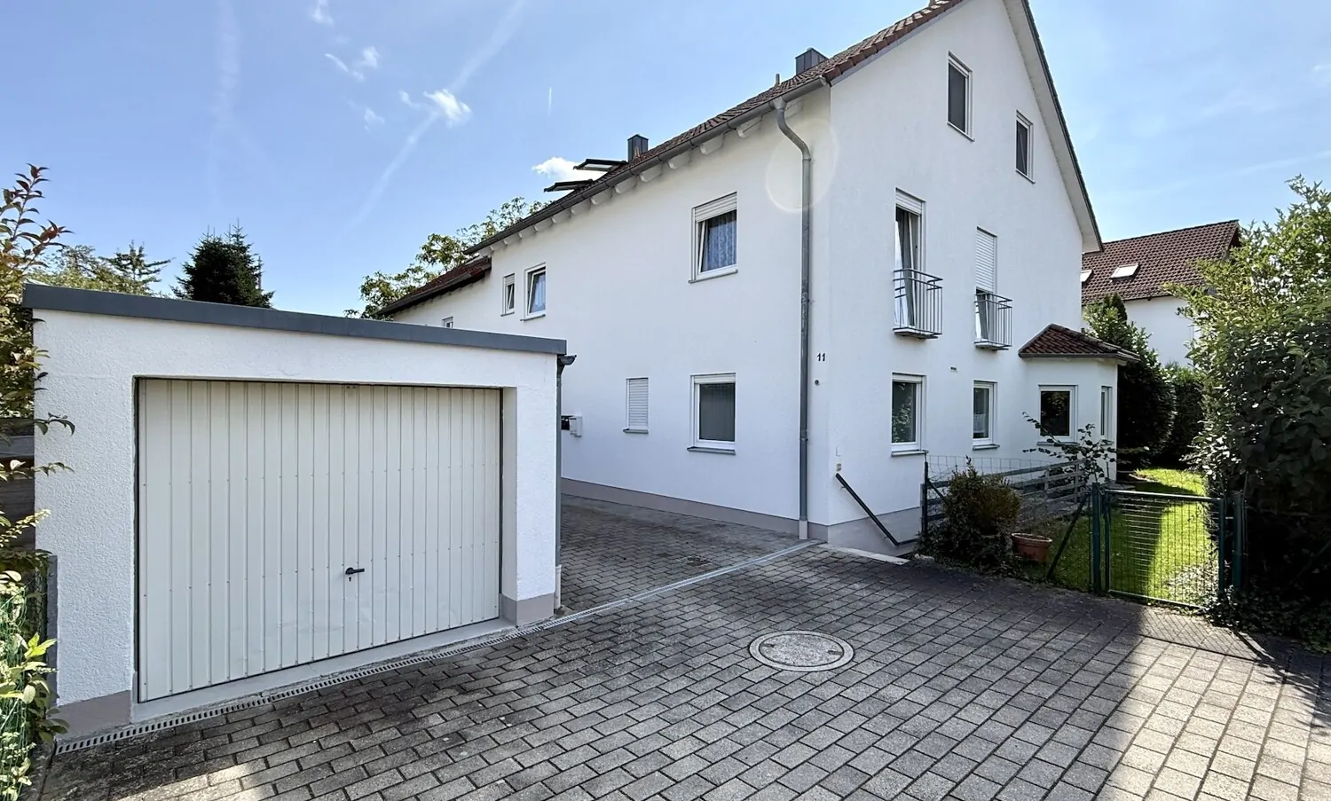 Mehrfamilienhaus mit Garage