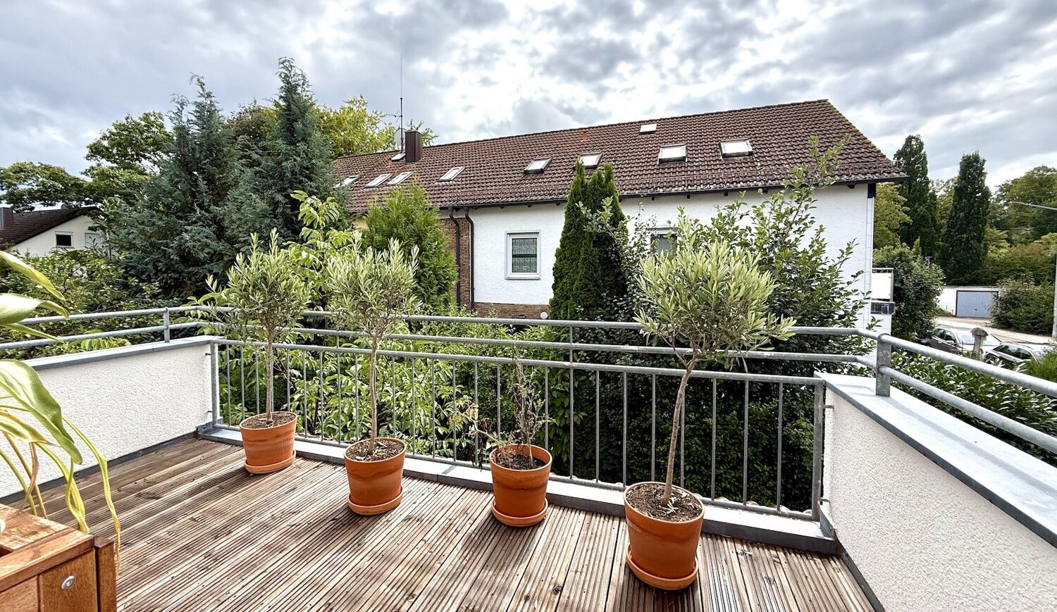 sonnige Dachterrasse 1. OG