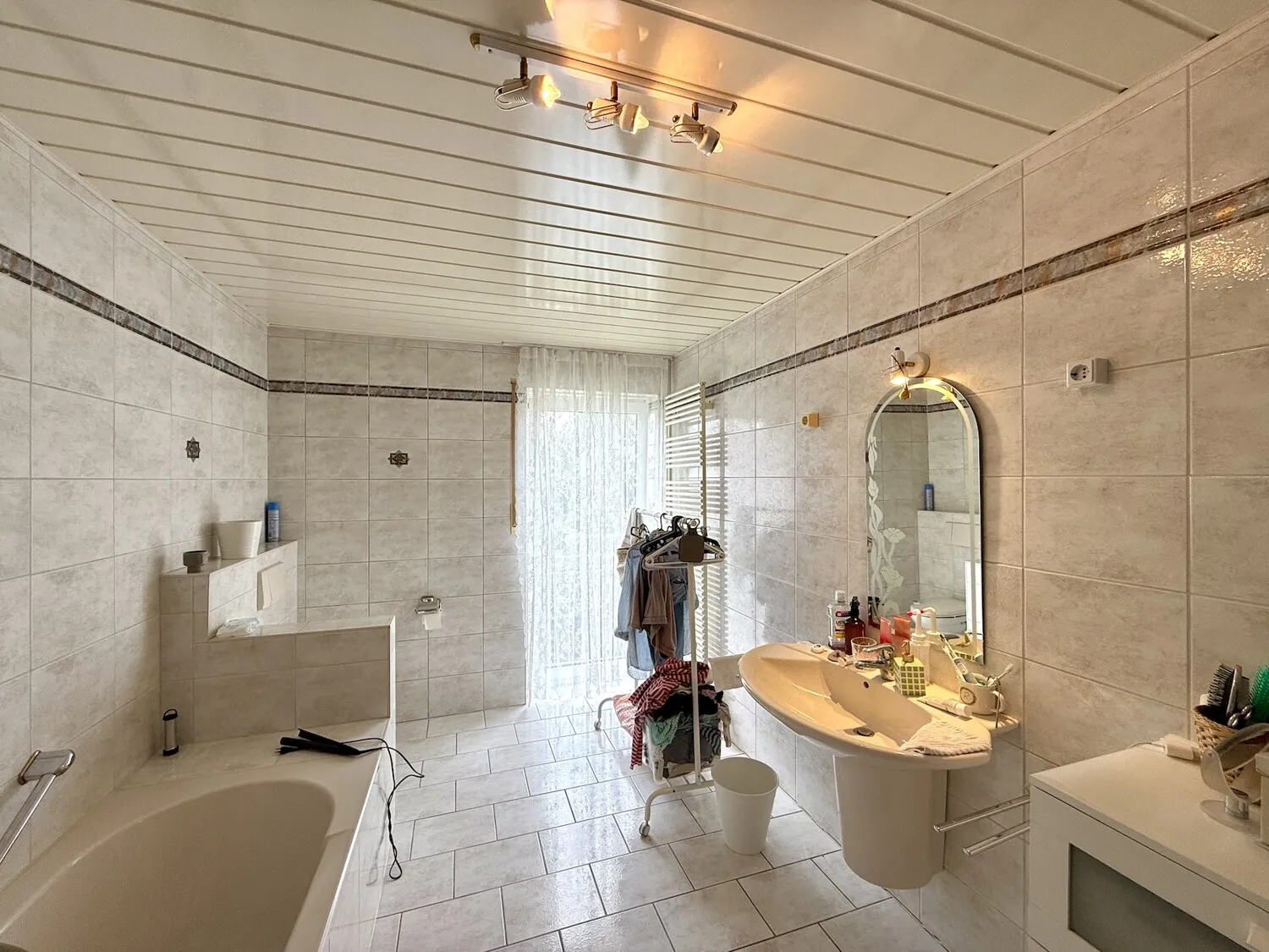 Badezimmer mit Badewanne 1. OG