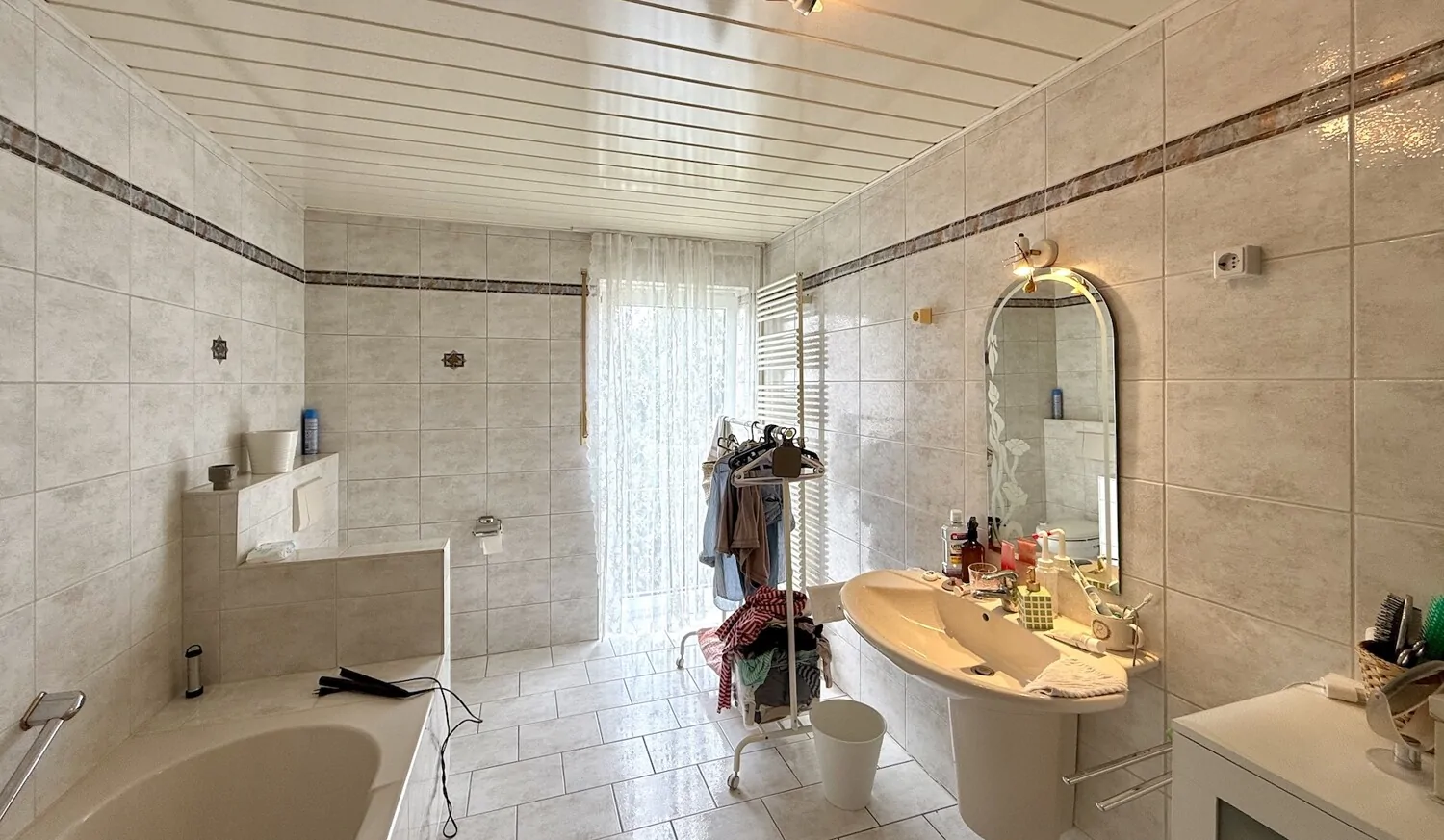 Badezimmer mit Badewanne 1. OG