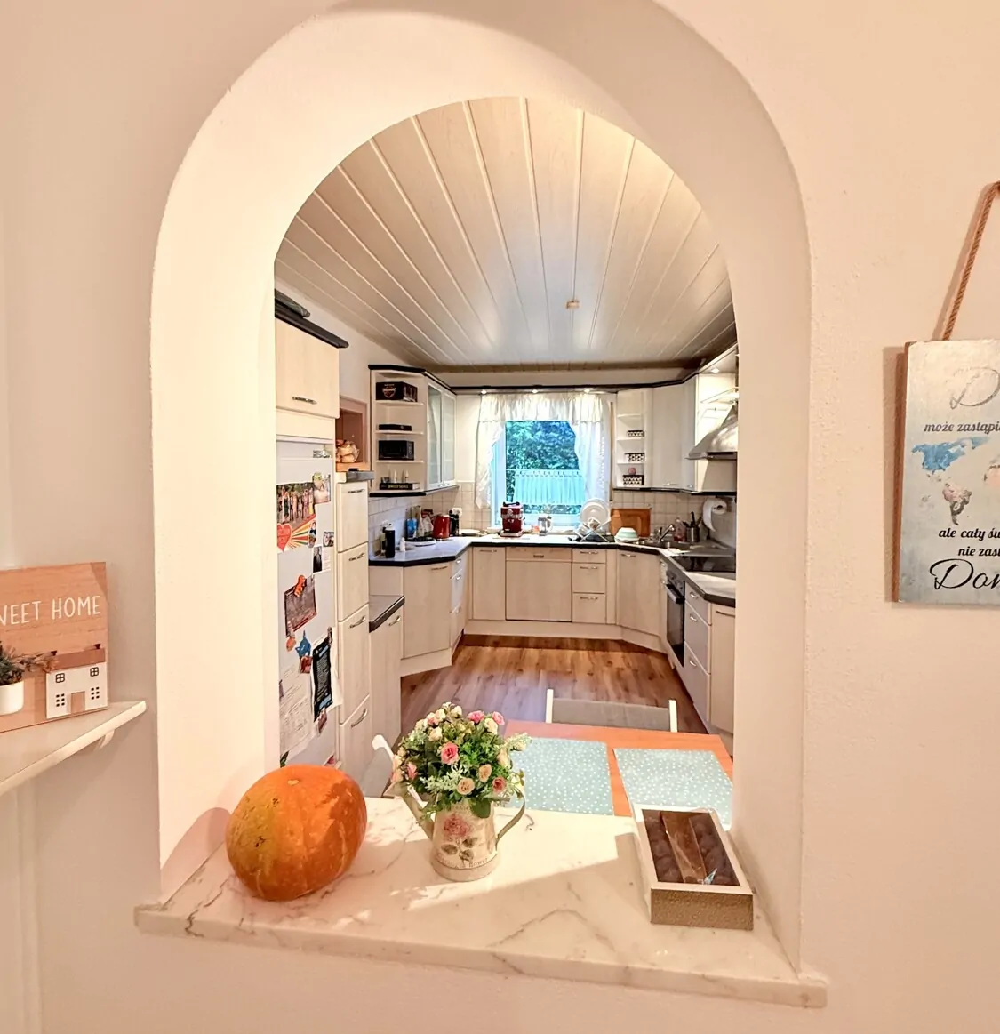 Rundbogenfenster von Küche zur Diele