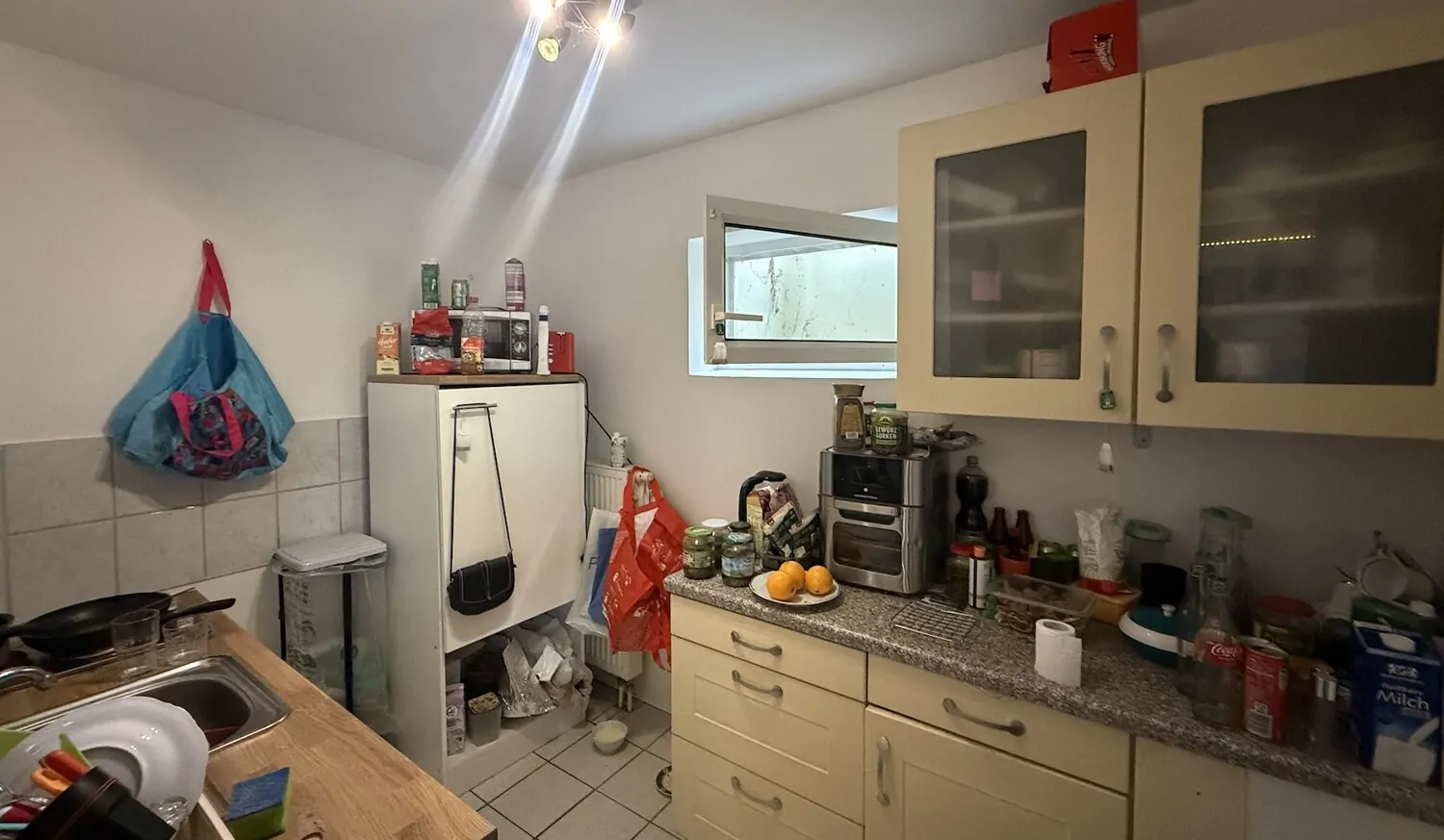 Küche mit Einbauküche Souterrain Wohnung