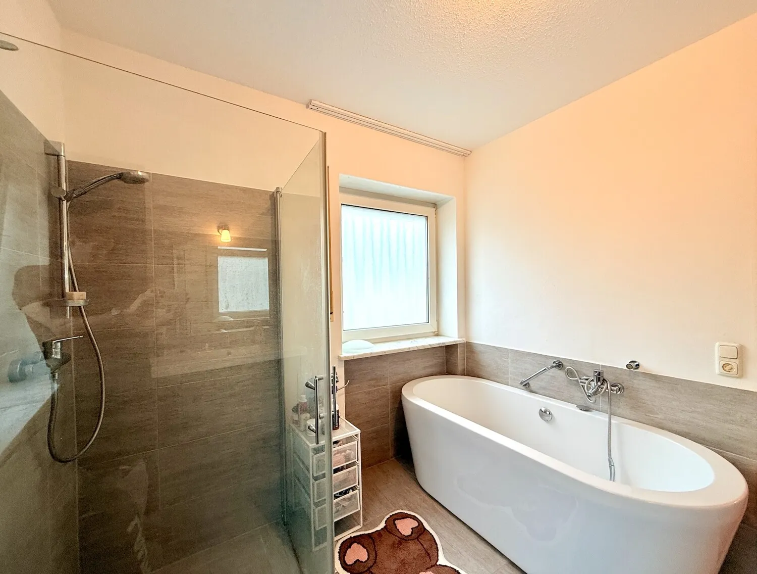 Badezimmer mit Badewanne EG