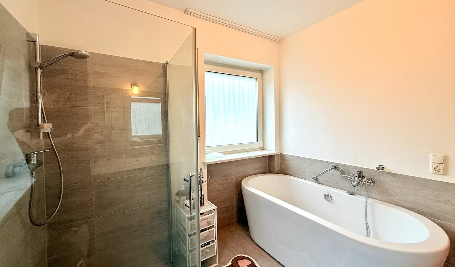 Badezimmer mit Badewanne EG