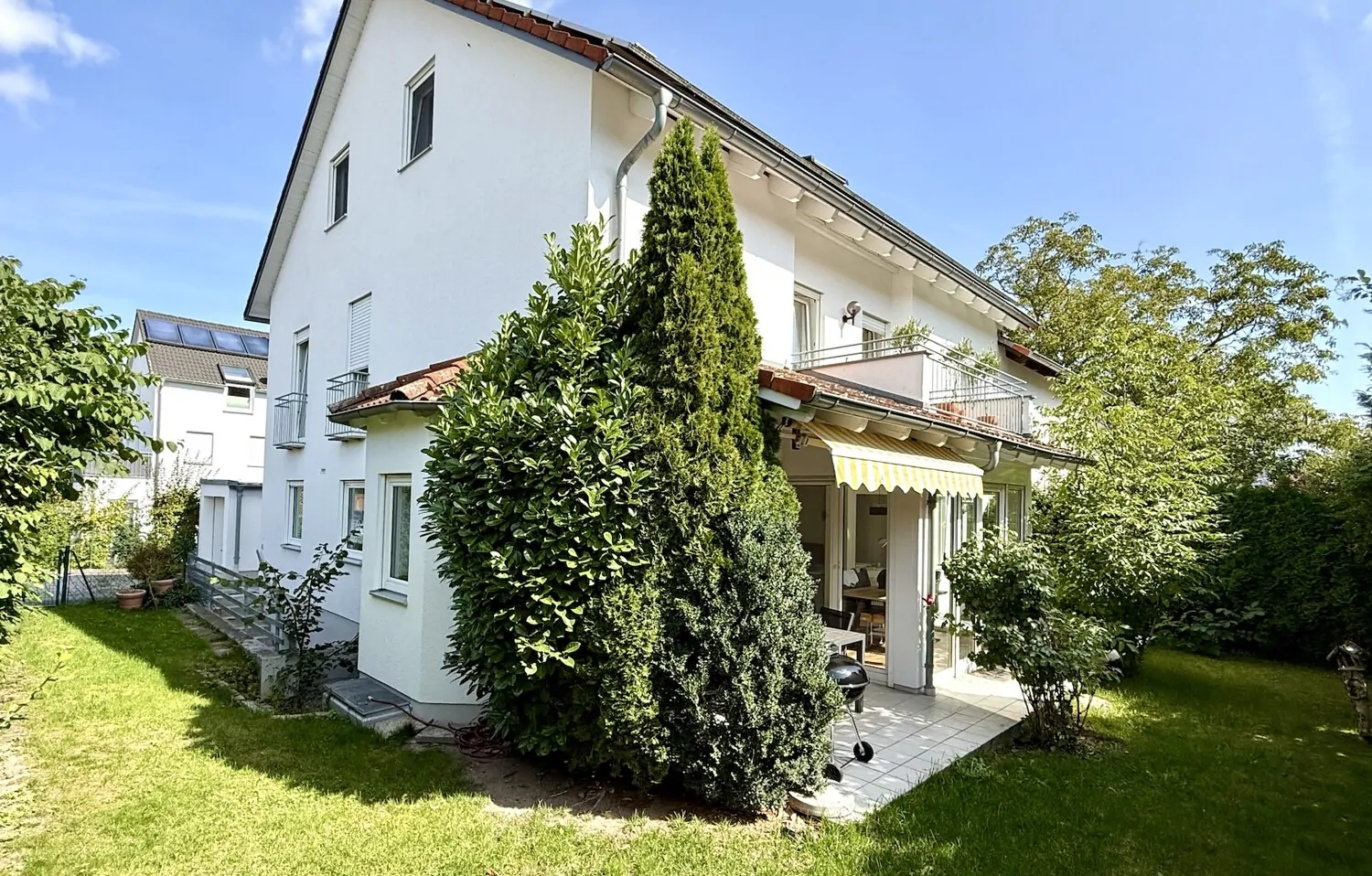 großer gepflegterGartenbereich