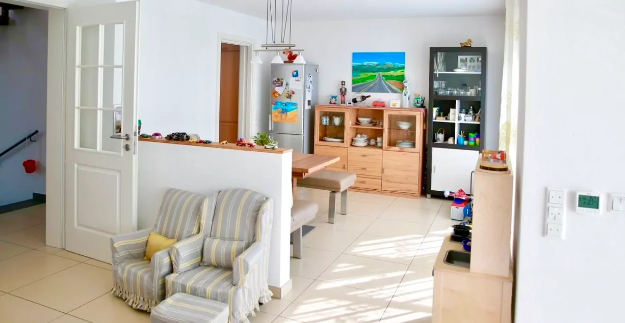 Wohnzimmer mit offenem Essbereich